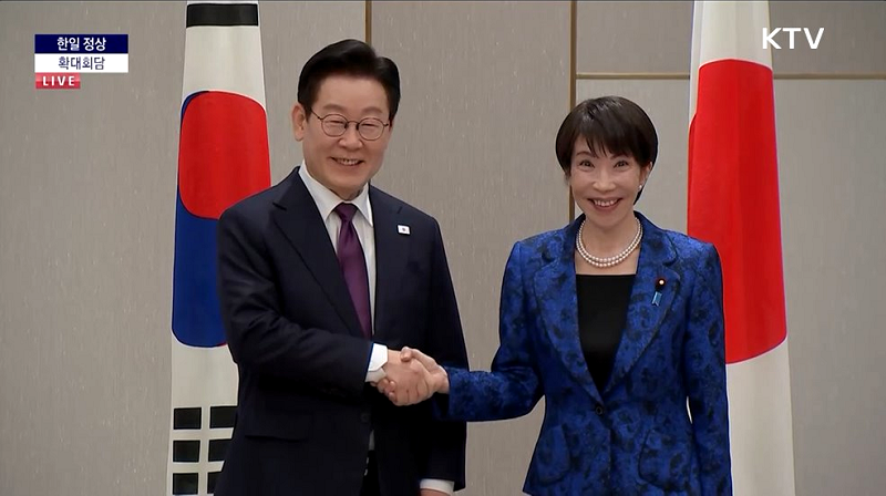 양국 정상 악수하는 모습