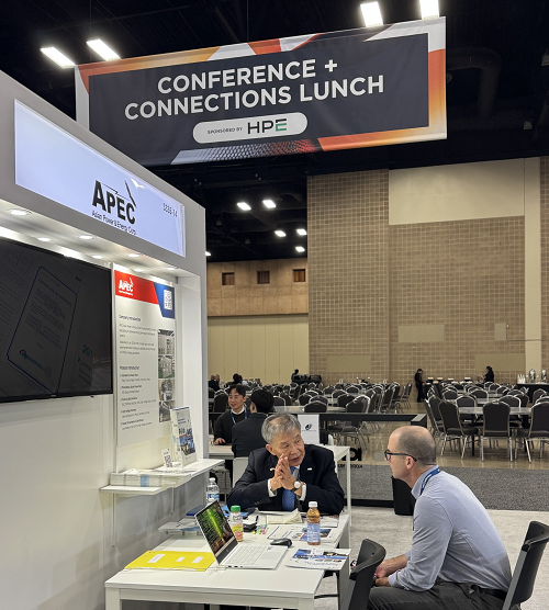 미국 바이어가 협력기업 부스에 방문해 상담을 받고 있다