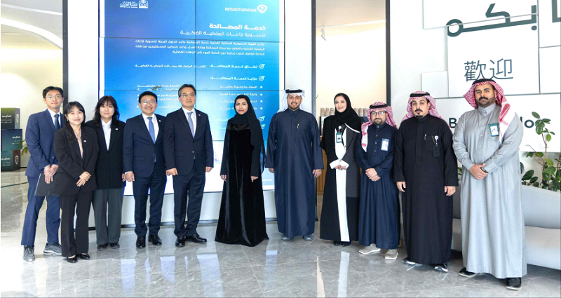 구영민 지식재산처 차장 직무대리(왼쪽 5번째)가노라 알람마리(Norah Alammari) 사우디아라비아 지식재산청(SAIP) 차장(왼쪽 6번째) 및 관계자들과 기념촬영을 하고 있다.