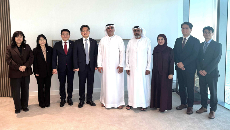 구영민 지식재산처 차장 직무대리(왼쪽 4번째)가압델라만 알무아이니(Abdelrahman Al Muaini) 아랍에미리트 경제관광부(MOET) 차관보(왼쪽 5번째) 및 관계자들과 기념촬영을 하고 있다.
