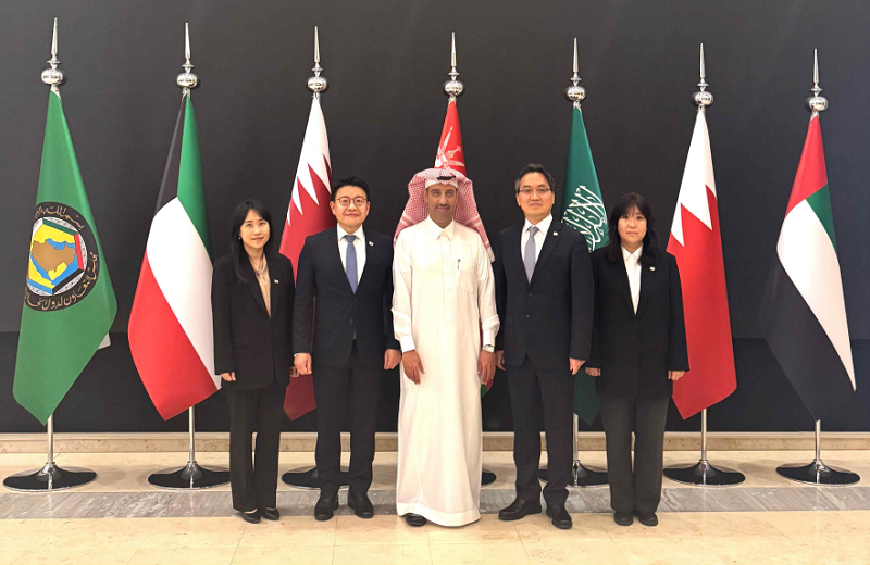 구영민 지식재산처 차장 직무대리(왼쪽 4번째)가 아흐메드 알마샤디(Ahmed Almarshadi) 걸프협력이사회(GCCPO) 특허청장(왼쪽 3번째) 및 관계자들과기념촬영을 하고 있다.