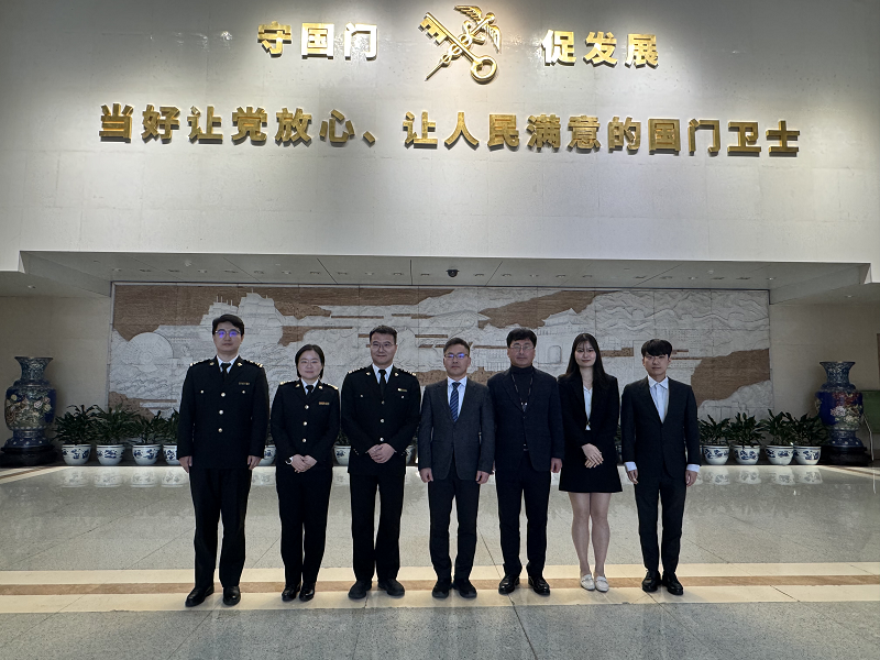 박시원 관세청 통관검사과장(가운데)이？3일(현지시간) 중국 베이징에 위치한 해관총서에서 지재권？보호 협력 방안 구체화를 위한 회의를 마친 뒤 기념 촬영하고 있다