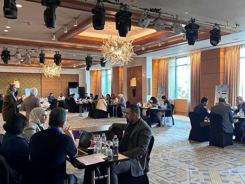 산업통상부와 코트라는 2월 11일(현지시간) 이집트 카이로에서 ‘한-이집트 비즈니스 상담회’를 공동 개최했다. 행사에 참가한 양국 기업 관계자들이 수출 및 협력 방안을 논의하며 1:1 비즈니스 상담을 진행하고 있다.