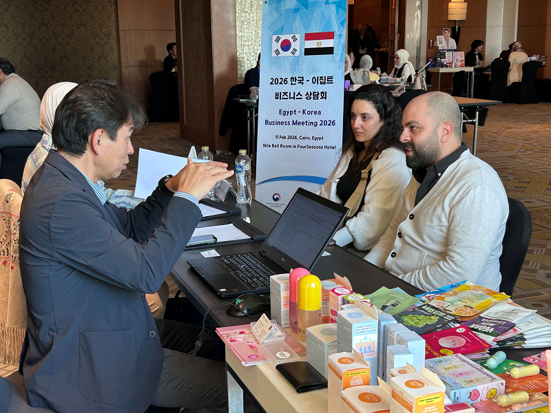업통상부와 코트라는 2월 11일(현지시간) 이집트 카이로에서 ‘한-이집트 비즈니스 상담회’를 공동 개최했다. 행사에 참가한 국내 기업과 현지 바이어 간 상담이 진행되고 있는 모습.