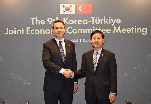 구윤철 부총리와 알파슬란 바이락타르 튀르키예 에너지천연자원부장관이 악수하는 모습