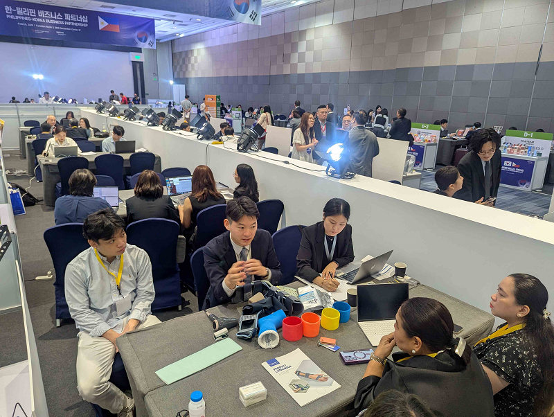 코트라가 4일 필리핀 마닐라에서 ‘한-필리핀 비즈니스 파트너십’을 개최했다. 이재명 대통령의 필리핀 국빈 방문에 맞춰 열린 이번 행사에는 한류소비재, 인공지능 등 분야에서 우리 중소·중견기업 51개사가 참가했다. 행사장 현장의 모습.