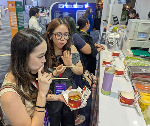 코트라가 4일 필리핀 마닐라에서 &lsquo;한-필리핀 비즈니스 파트너십&rsquo;을 개최했다. 현장에서는 K-프랜차이즈 시식회가 동시에 진행됐다. 필리핀 바이어가 김밥과 떡볶이를 맛보고 있다.