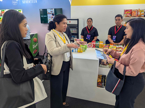 코트라가 4일 필리핀 마닐라에서 ‘한-필리핀 비즈니스 파트너십’을 개최했다. 이번 행사는 ‘K-라이프스타일’ 체험을 주제로 한류 우수제품 쇼케이스를 함께 진행했다. 우리 간편식 체험장 앞에서 필리핀 바이어가 상담을 하고 있다.
