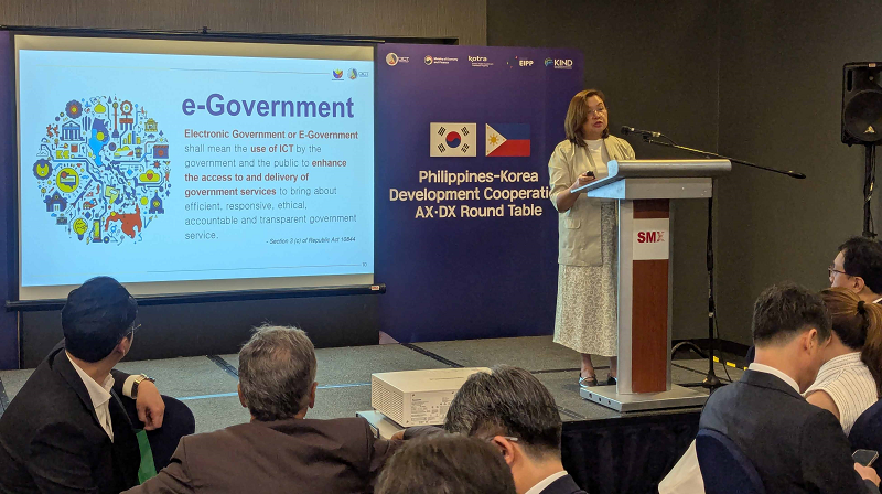 코트라가 4일 필리핀 마닐라에서 ‘한-필리핀 비즈니스 파트너십’을 개최했다. 이날 오전에는 ‘한-필리핀 인공지능·디지털 전환(AX·DX) 라운드테이블’도 진행됐다. 필리핀 정보통신부 ‘마리아 카스트로’ 차관보가 필리핀 전자정부 추진계획에 대해 발표하고 있다.