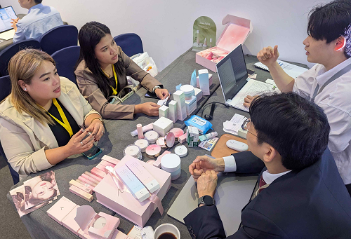 코트라가 4일 필리핀 마닐라에서 ‘한-필리핀 비즈니스 파트너십’을 개최했다. 우리 소비재 참가기업과 필리핀 바이어가 거래 상담을 하고 있다.