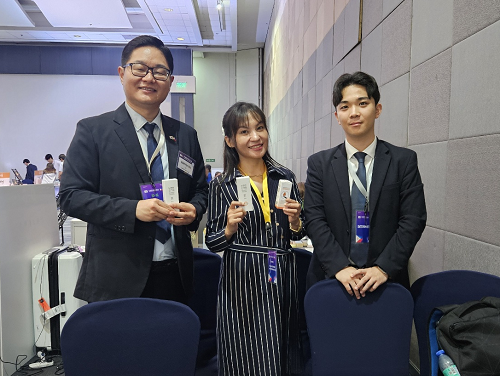 상담회 현장에서 바이어와 함께 기념촬영