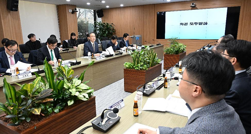 이형일 재정경제부 차관이 3월 18일 오후 서울 영등포구 한국수출입은행에서 한미전략투자공사 설립을 위한 '한미전략투자공사 설립위원회'가 출범하여 제1차 회의를 개최