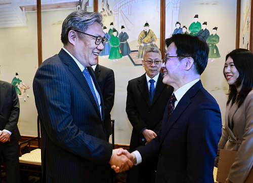 김정관 산업통상부 장관과 원타오 중국 상무부 부장이 악수하는 모습