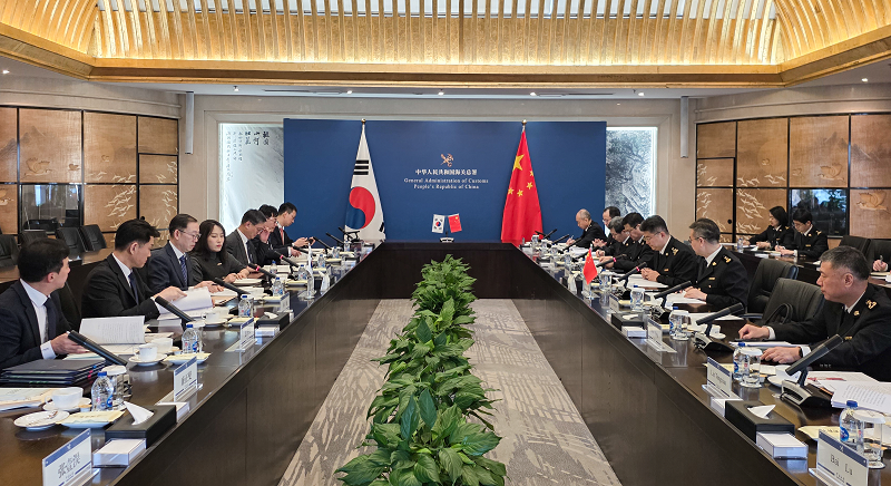 이명구 관세청장(왼쪽 세번째)이 19일 중국 베이징 소재 중국해관에서 제20차 한-중 관세청장 회의를 하고 있다