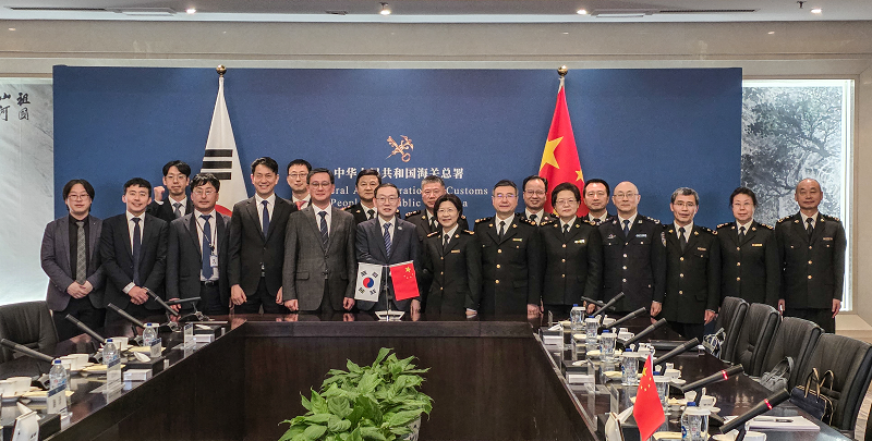 이명구 관세청장(왼쪽 여섯번째)과 쑨메이쥔 중국 해관총서 서장이 19일 중국 베이징 소재 중국해관에서 열린 제20차 한-중 관세청장 회의를 마치고 기념 촬영하고 있다