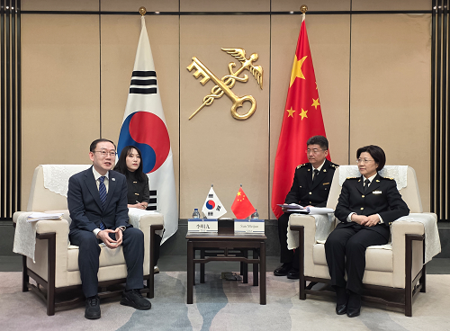 이명구 관세청장(왼쪽)과 쑨메이쥔 중국 해관총서 서장이 19일 중국 베이징 소재 중국해관에서 열린 제20차 한-중 관세청장 회의를 마친 뒤 이야기를 나누고 있다