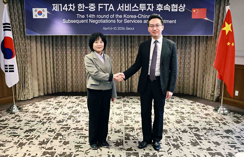 권혜진 산업통상부 통상교섭실장과 악수하는 린 펑(Lin Feng) 중국 상무부 국제사 사장