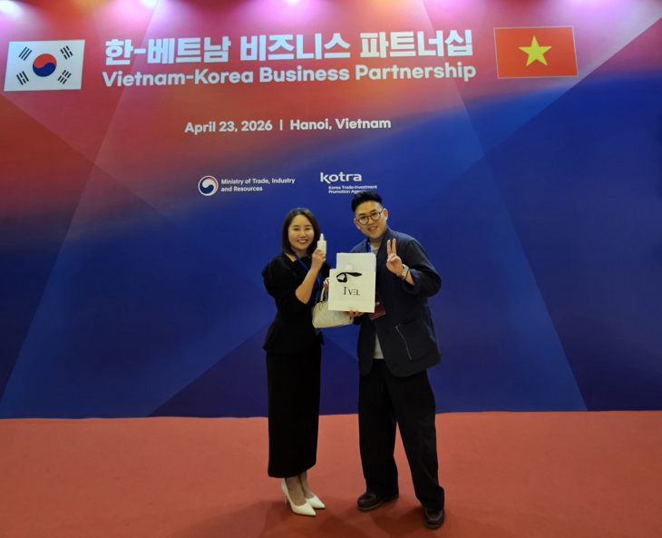 한-베트남 비즈니스 파트너십 배너 앞에서 기념 촬영