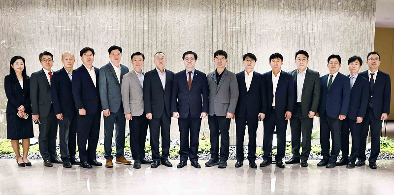 기아차, SK온, 성우하이텍, 동익자동차부품, LG화학, 대상식품 등 중국 장쑤성 현지에 진출한 기업인들과 간담회 후 단체 기념촬영