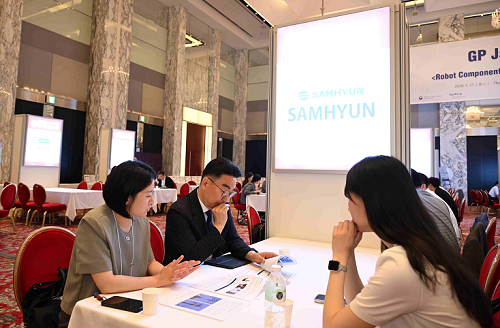 수출상담회에 참가한 한일 양국 기업이 상담을 하고 있는 모습