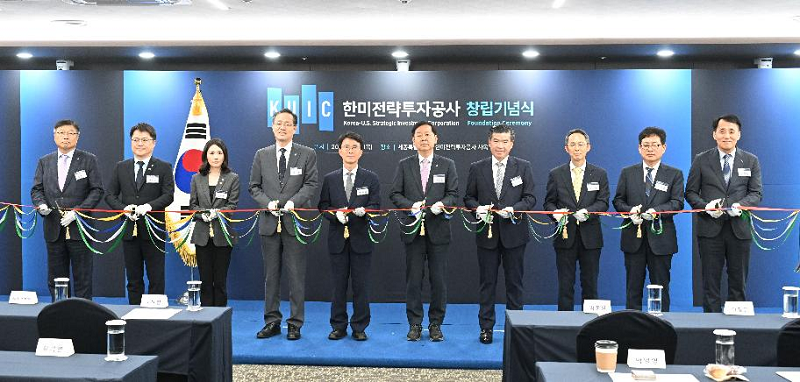 참석자들 기념 사진 / 왼쪽부터 이승원 세종시 경제부시장, 문신학 산업통상부 1차관, 김진아 외교부 2차관, 이형일 재경부 1차관, 박종원 한미투자전략공사 사장, 구윤철 부총리, 제임스 김 AMCHAM 회장, 황기연 한국수출입은행장, 박영일 한국투자공사 사장, 장영진 한국무역보험공사 사장