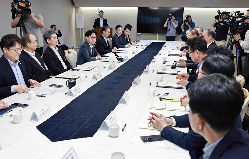 재정경제부, 외교부, 과학기술정보통신부, 한국무역보험공사, 한국수출입은행, 삼성전자 등 당연직 위원 외 위원장이 위촉하는 정책금융기관 및 민간위원 참석