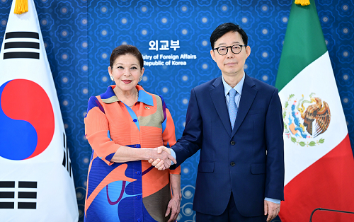 박윤주 차관과 마리아 테레사 메르카도 페레스 차관이 악수하는 모습