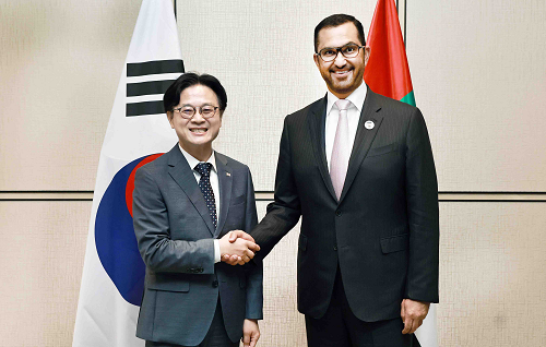 김정관 산업통상부 장관과 술탄 알 자베르 아랍에미리트 산업첨단기술부 장관 겸 아부다비 국영석유회사(ADNOC) CEO가 악수하는 모습