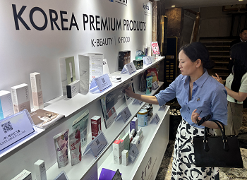 몽골 바이어가 상담장에 전시된 참가기업 제품을 확인하고 있다.