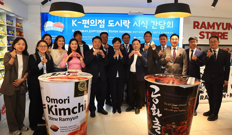 송미령 농림축산식품부 장관은 '26.7.8.(수)~7.9.(목) 양일간 몽골 울란바타르에서 현지 소비자가 참여하는 K-Fresh 체험 행사와 국산 식재료를 사용한 K-편의점 간편식 시식 간담회를 개최하는 등 K-푸드 수출 확대를 위해 농축산물 등을 홍보하였습니다.