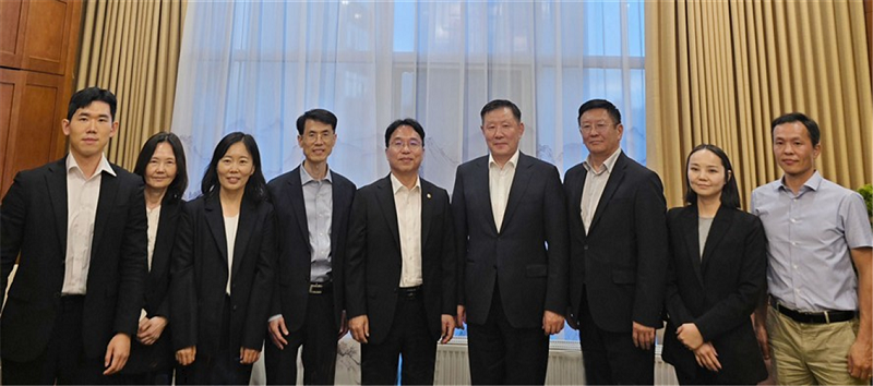 행정수도 건설 협력을 위한 양해각서를 체결하기 위해 몽골에 방문한 강주엽 행복청장(왼쪽에서 다섯 번째)이 룹상 할타르 하르허롬시장(왼쪽에서 여섯 번째)과 함께 기념촬영을 하고 있다