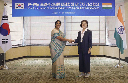이민영 산업통상부 통상협정교섭관대리와 인도 측은 카필 초드리 상공부 국장이 악수하는 모습