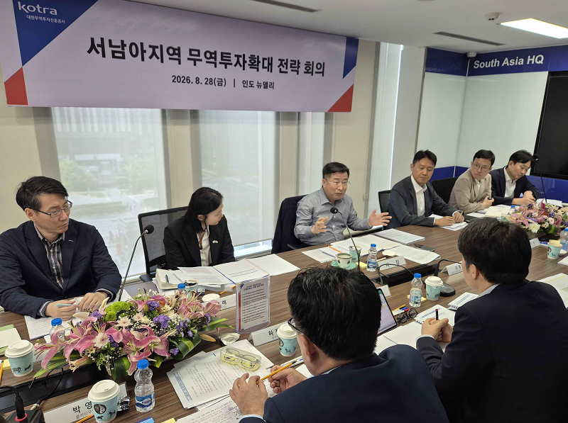 인도 뉴델리무역관에서 &lsquo;2026 서남아 지역 무역&middot;투자 확대 전략회의&rsquo;를 개최했다. 강경성 코트라 사장(뒷줄 왼쪽에서 세 번째)이 회의를 주재하고 있다.