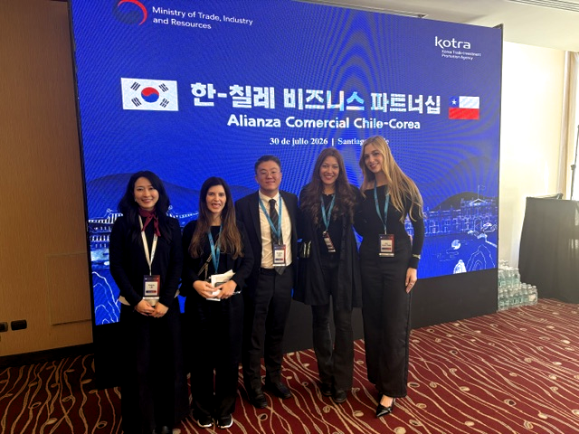 2026 한-칠레 비즈니스 파트너십에서 브라질 기업 관계자들과 비즈니스 상담을 진행한 후 기념촬영을 하고 있다.