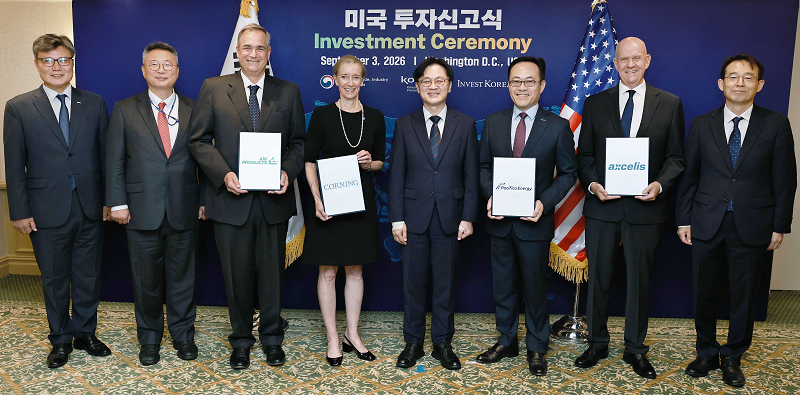 산업통상부와 코트라는 현지 시각 9월 3일(목) 미국 워싱턴 D.C.에서 &lsquo;미국 투자신고식 및 투자가 라운드테이블&rsquo;을 개최하고, 미국 첨단기업 4개사로부터 총 20억 달러 규모의 국내 투자를 유치했다. 신고식 서명 이후 주요 참석자들이 기념촬영을 하고 있다.    * 왼쪽부터 이금하 코트라 북미지역본부장, 박찬기 주미국대한민국대사관 상무관, Eduardo Menezes 에어프로덕츠사 최고경영자(CEO), Michelle O&rsquo;Neill 코닝사 글로벌 수석부사장, 김정관 산업통상부 장관, 최승호 퍼시피코 에너지 글로벌 해상풍력 총괄 겸 한국 대표, Robert Mahoney 엑셀리스 테크놀로지스 글로벌 운영 총괄 수석 부사장, 강감찬 산업통상부 무투실장