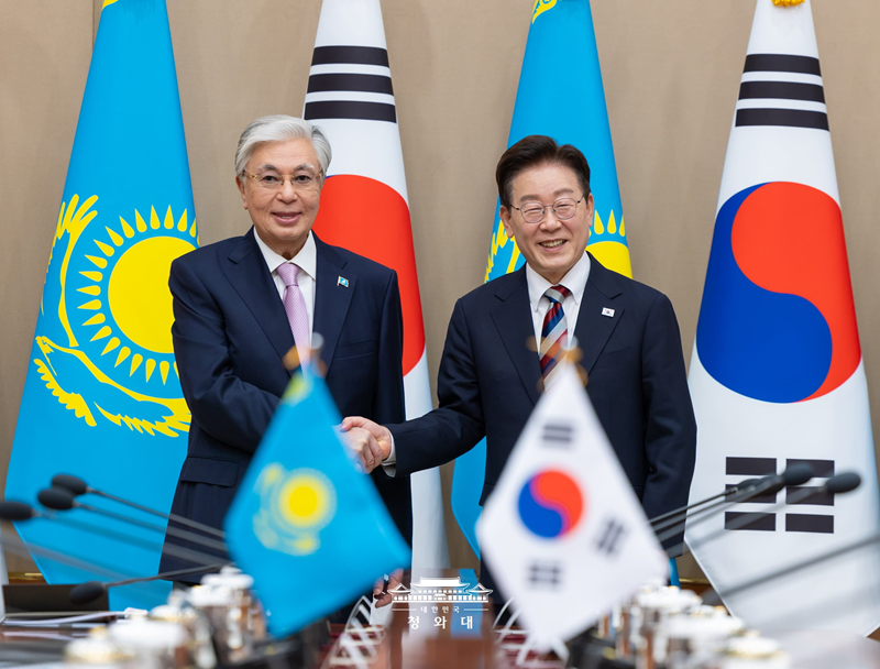 양국 정상이 악수하는 모습