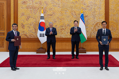 한-우즈베키스탄 양해각서 문건을교환한 뒤 기념 촬영을 하고 있다