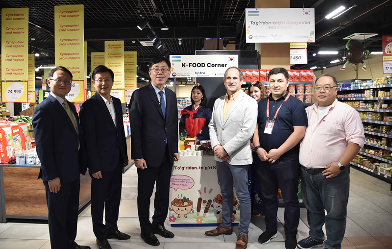 행사에 참석한 주요 관계자들이 타슈켄트 까르진까 Oybek 매장의 &lsquo;K-Food 특별코너&rsquo;에서 기념촬영을 하고 있다.