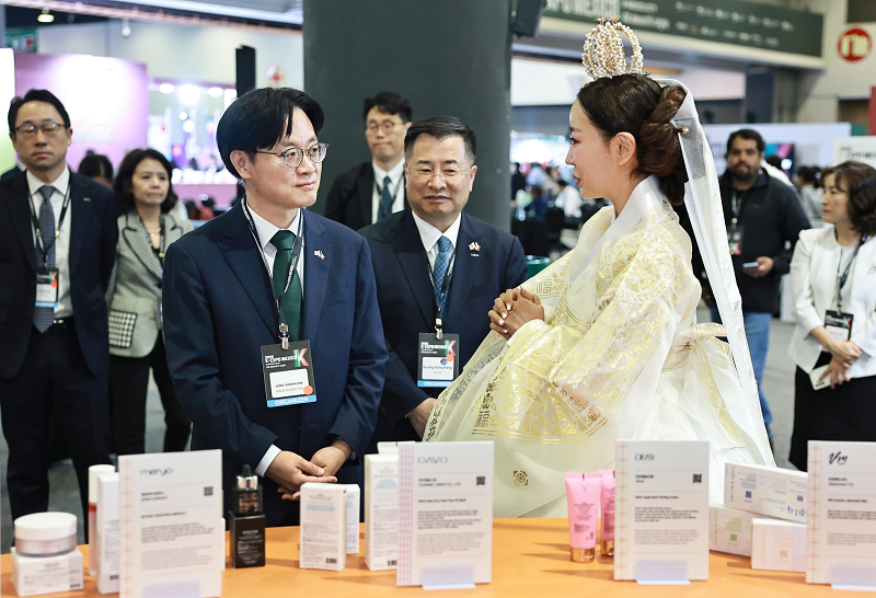김정관 산업통상부 장관은 2026. 9. 25.(금,현지시간) 12:10 멕시코 멕시코시티에서 이재명 대통령의 멕시코 국빈 방문을 계기에 국내 유망 소비재 기업 등 62개사(온라인 포함시 85개사)와 121개사의 바이어가 참여한 B2B 전시상담회 등으로 구성된&lsquo;한국우수상품전&rsquo;을 둘러보고, 아마존 멕시코, 메르카도리브레(중남미 최대 이커머스), 틱톡샵 등 현지 메이저 온라인 유통망의 파워셀러들이 대거 합류해 실질적인 판로 개척을 지원하였다.