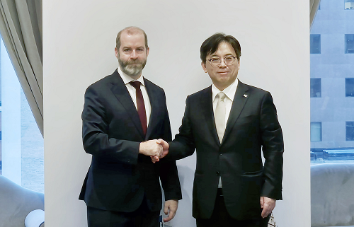 영국 기업혁신과학통상부 장관과 악수하는 모습