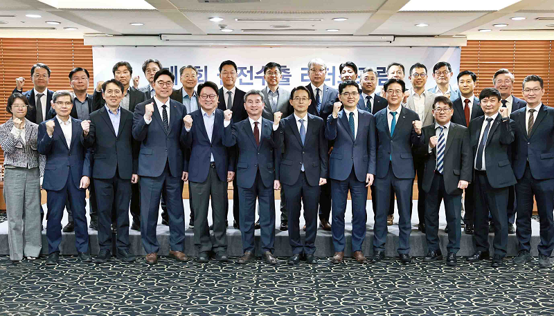 단체 기념 촬영. 한국전력공사, 한국수력원자력, 두산에너빌리티, 현대건설, 무진기연, 금화정수, 원자력산업협회, 서울대 등 원자력 관련 산학연관 전문가 등