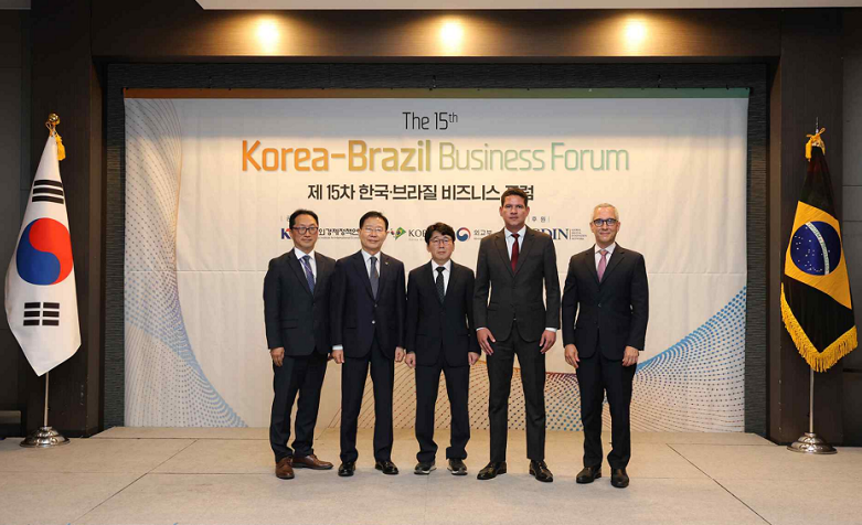 (왼쪽부터) 김건화 외교부 중남미국 심의관, 편무원 한국·브라질소사이어티 (KOBRAS) 회장, 곽성일 대외경제정책연구원(KIEP) 세계지역연구2센터장, 주한브라질대사관 관계자