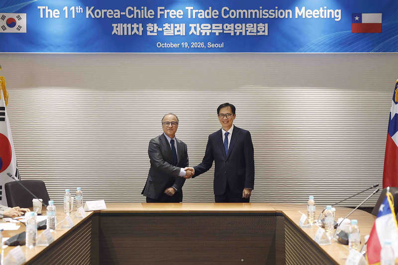 박근오 산업통상부 통상교섭실장과 펠리페 로페안디아 비엘란트 칠레 외교부 양자경제국장이 악수하는 모습