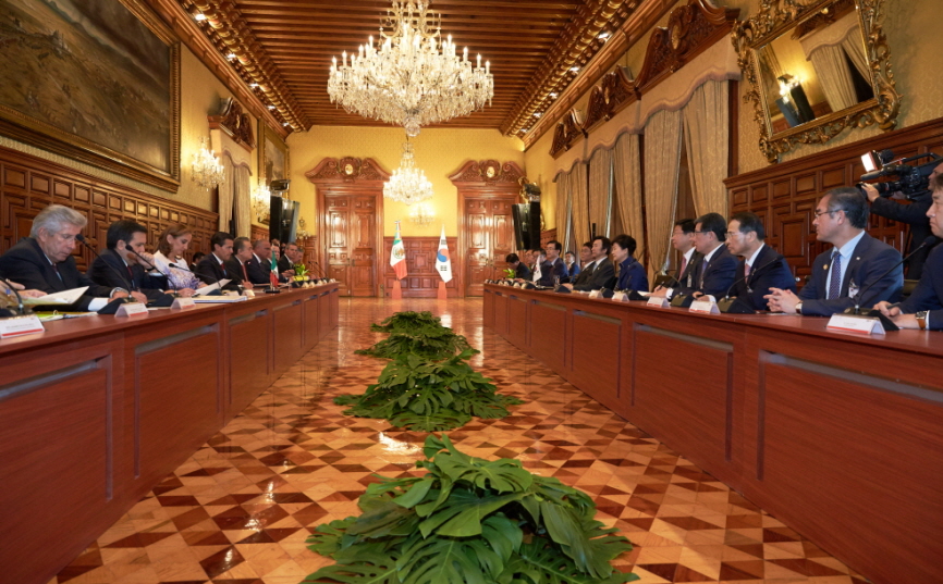 박근혜 대통령과 엔리께 뻬냐 니에또 멕시코 대통령이 단독 정상회담에 이어 확대 정상회담을 가지고 있는 모습
