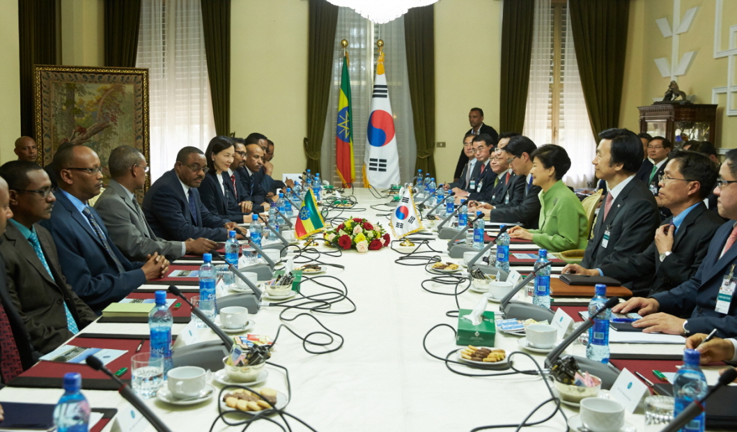 박근혜 대통령이 에티오피아 대통령궁에서 하일레마리암 데살렌 총리와 정상회담을 갖고 있다.