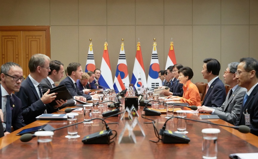 박근혜 대통령이 마크 루터 네덜란드 총리와 대화하는 모습
