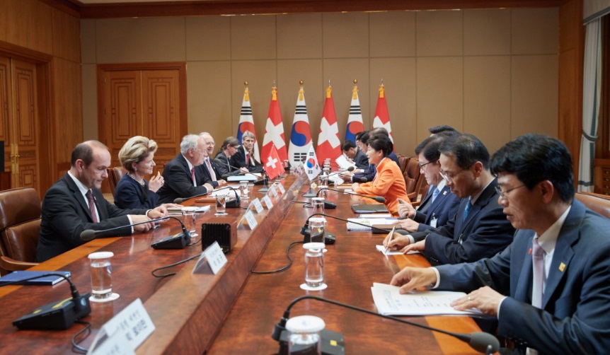 박근혜 대통령과 요한 슈나이더-암만 스위스 대통령과 청와대에서 정상회담을 갖는 모습