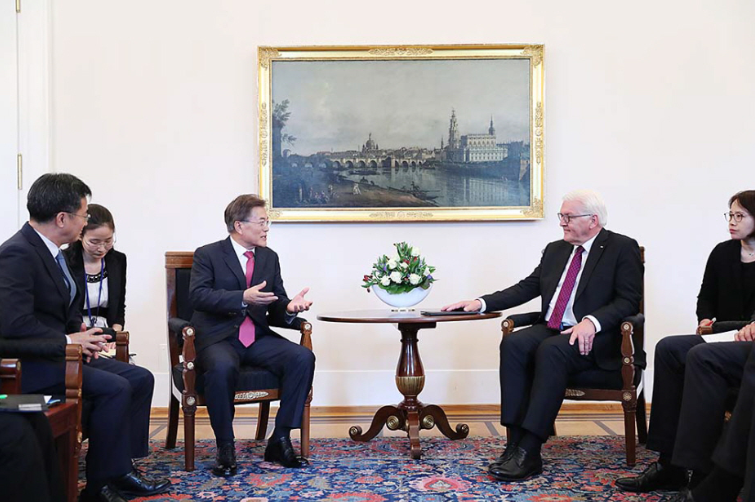 문재인 대통령과 프랑크-발터 슈타인마이어 독일 대통령이 대화를 나누고 있다.