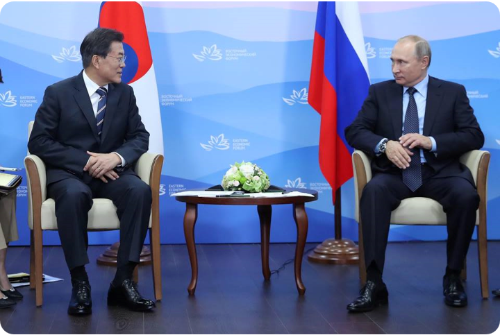 러시아 블라디보스톡을 방문한 문재인 대통령과 블라디미르 푸틴 러시아 대통령이 극동연방대학교 회담장에서 단독 정상회담을 가지고 있다.