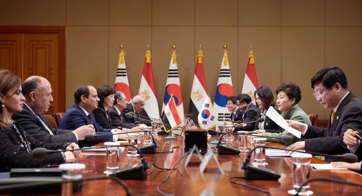 박근혜 대통령과 압델 파타 사이드 후세인 알시시 이집트 대통령과 정상회담을 진행하고 있다.
